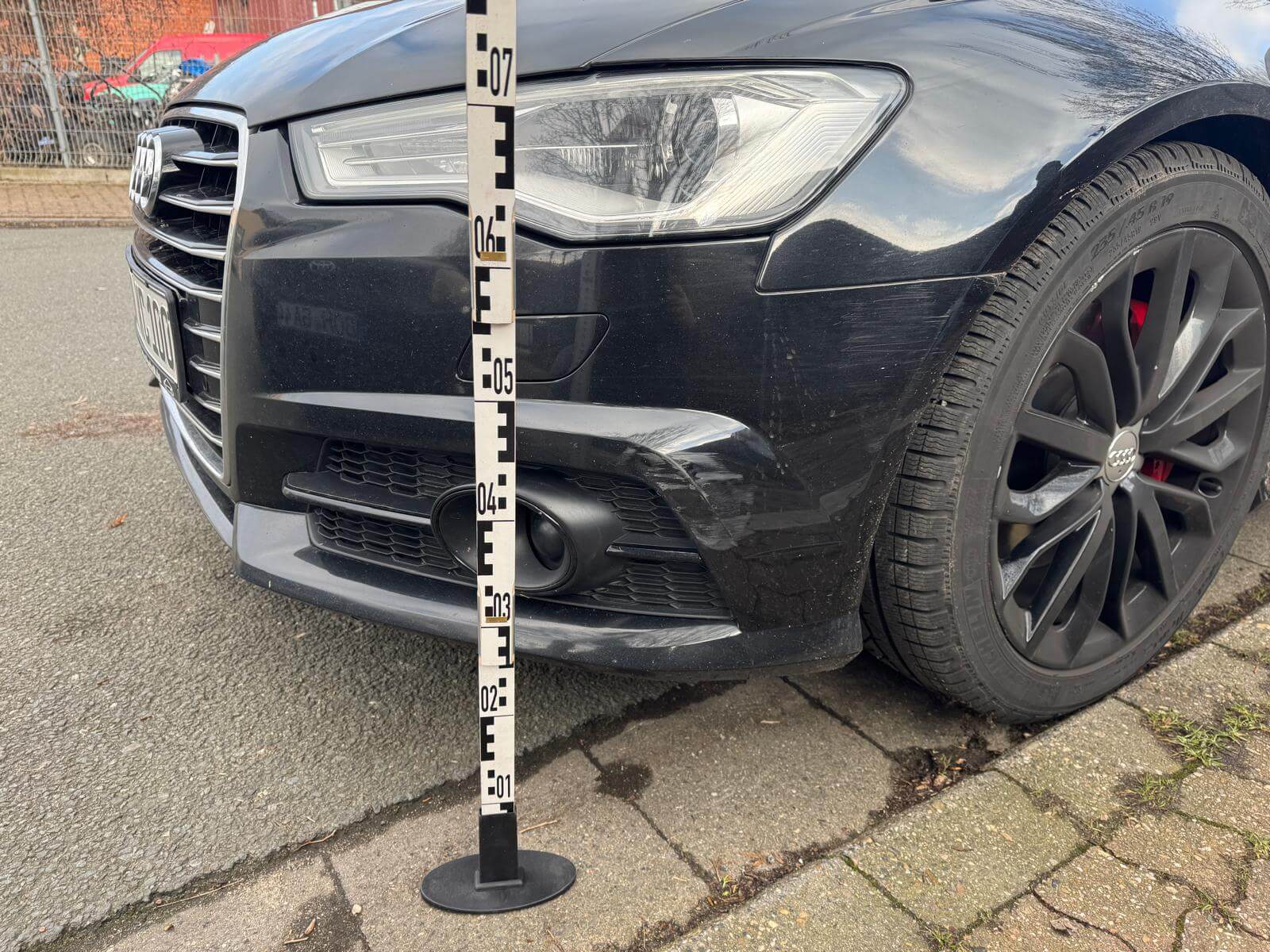 KFZ Gutachter Düsseldorf Mirkan Tas bei professioneller Schadensaufnahme